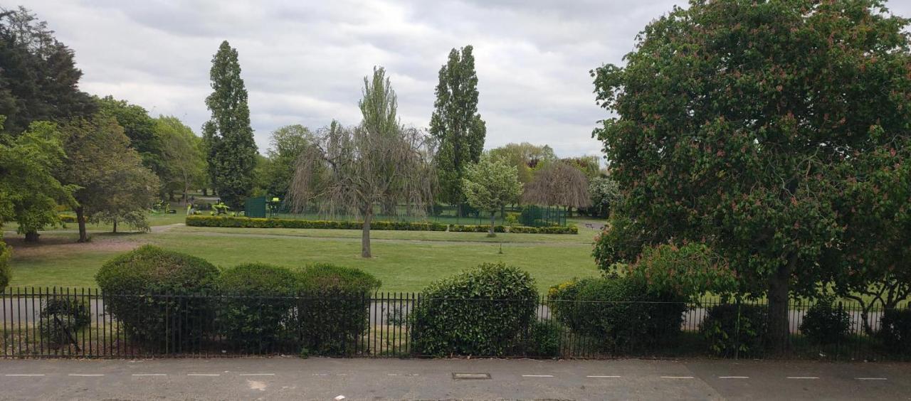 Jewel Of Barking London Villa Eksteriør billede